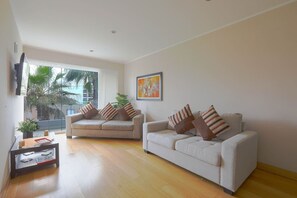 Apartment | Wohnbereich | Flachbildfernseher