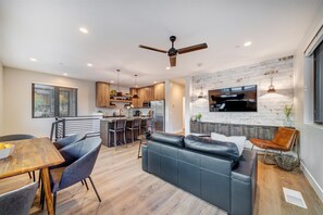 TV, table football, books - LaFave-Luxury Villa at Zion: Angels Landing (Springdale)