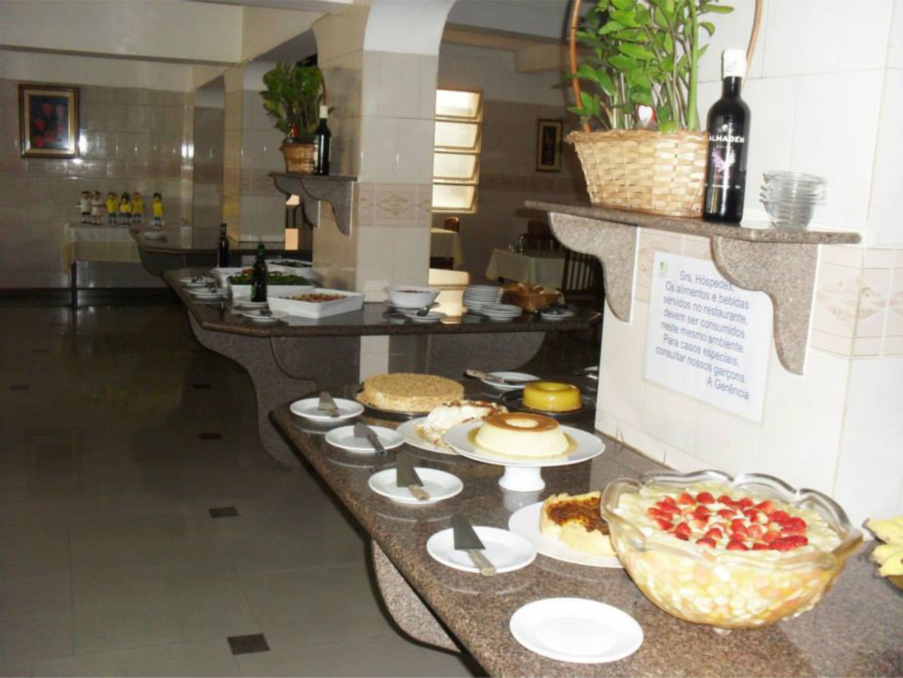 Café da manhã com buffet grátis todos os dias