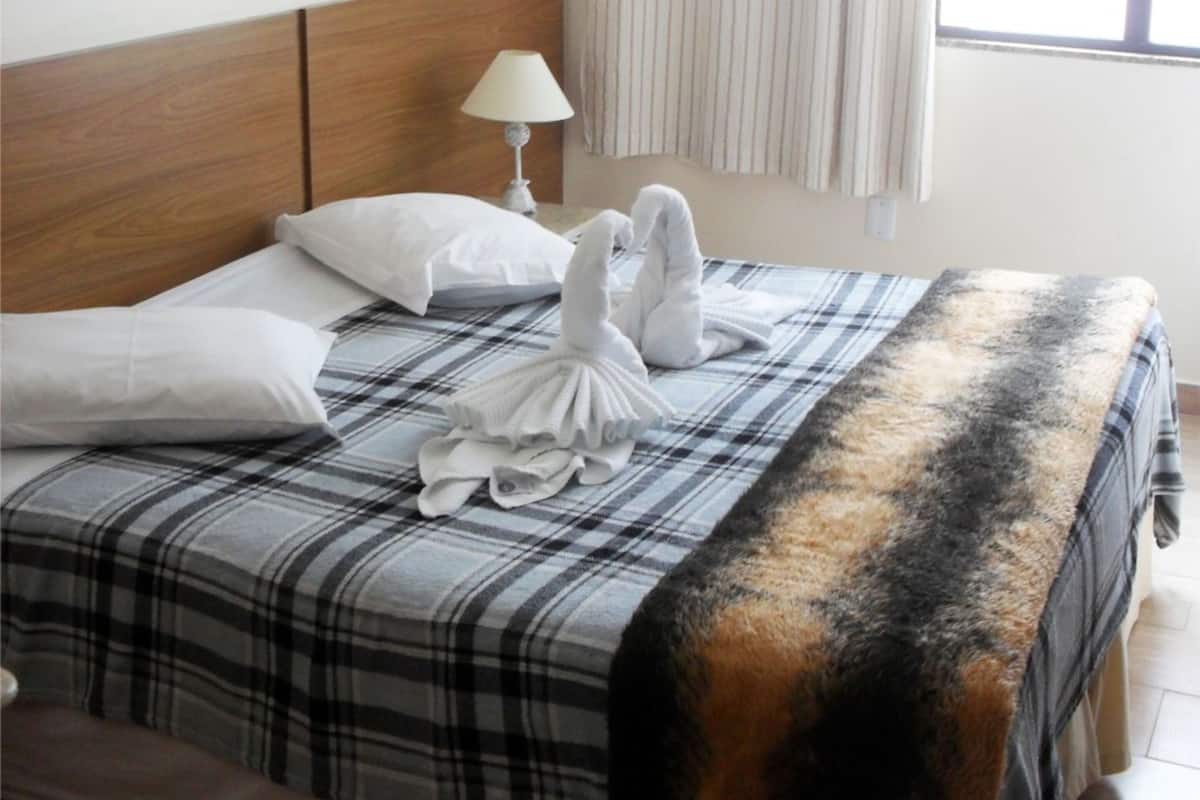 Quadruple Room | Minibar, desk, bed sheets