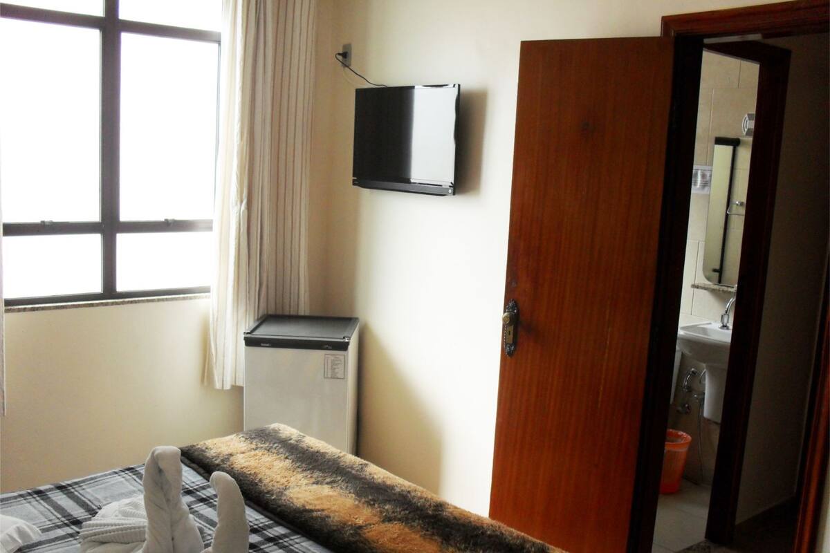Minibar, Schreibtisch, Bettwäsche