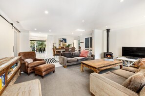 Smart TV, fireplace, DVD player, books - 5 BEDROOM FAMILY BEACH RETREAT, COLLINS IN SORRENTO (Sorrento)