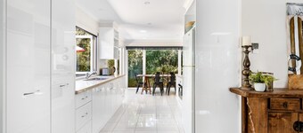 COLLINS PARADE COZY RETREAT SORRENTO (S405269458) BESTILL NÅ FOR SOMMER FØR DU MISS UT