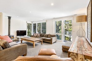 Smart-TV, peis, DVD-spiller og bøker