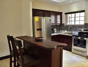 Réfrigérateur, four à micro-ondes, un four, surface de cuisson