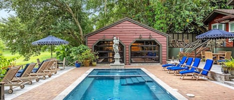 Una piscina al aire libre, una piscina climatizada