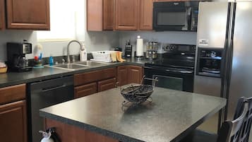 Full-sized fridge, microwave, oven, stovetop