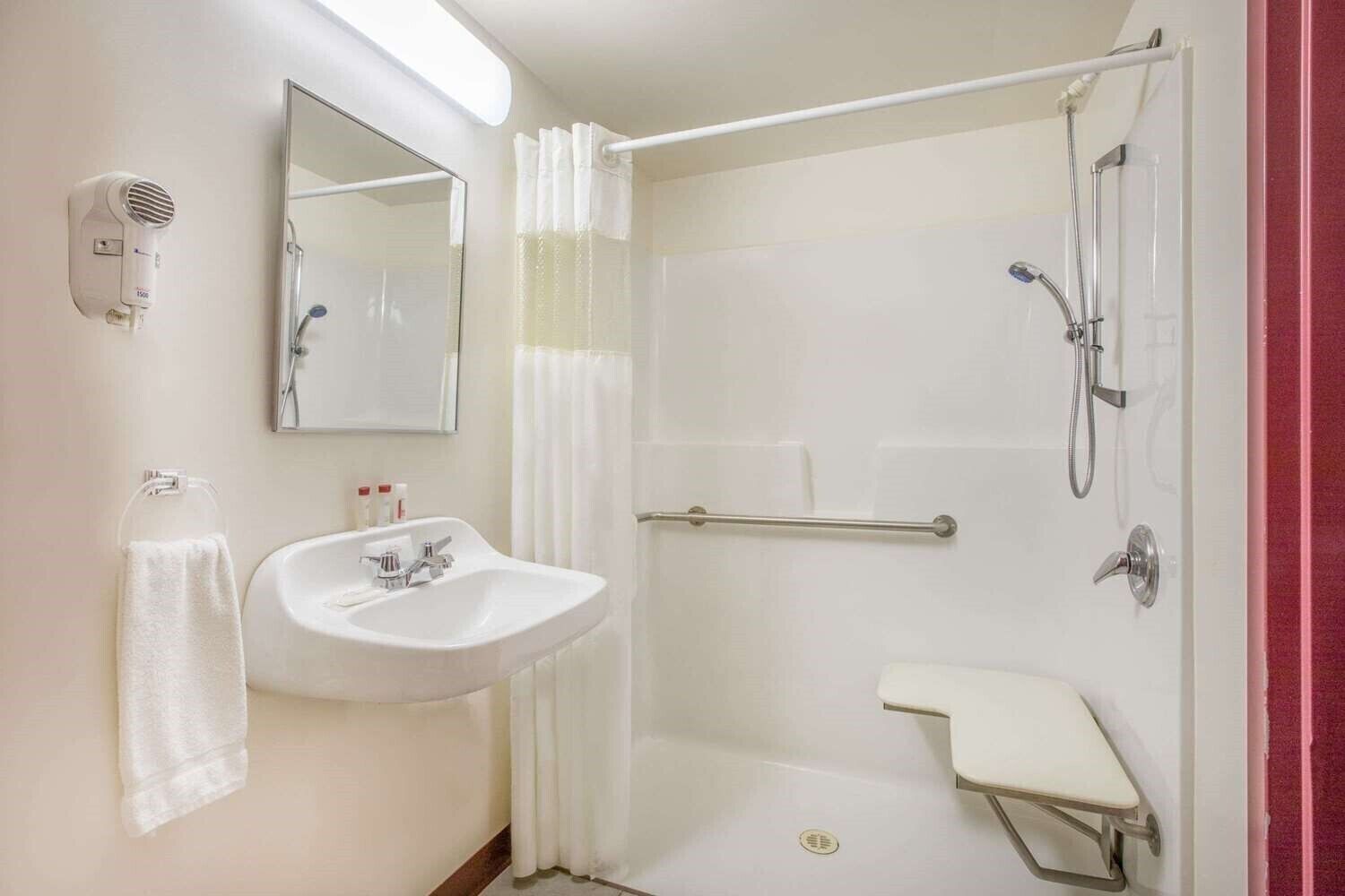 Chambre Standard, accessible aux personnes à mobilité réduite, cuisinette | Salle de bain | Serviettes fournies