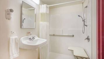 Chambre Standard, accessible aux personnes à mobilité réduite, cuisinette | Salle de bain | Serviettes fournies