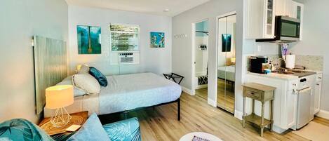 Betten mit Memory-Foam-Matratzen, kostenloses WLAN, BettwÀsche