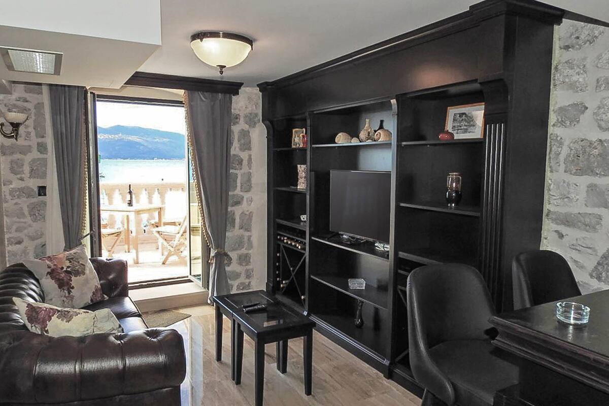 Classic Apartment | Living area | Flat-screen TV