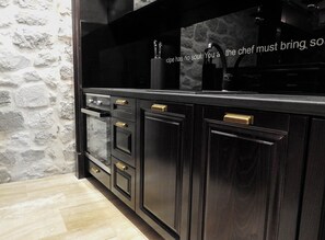 Classic-huoneisto | Yksityinen keittiö | Jääkaappi, uuni, liesi, astianpesukone