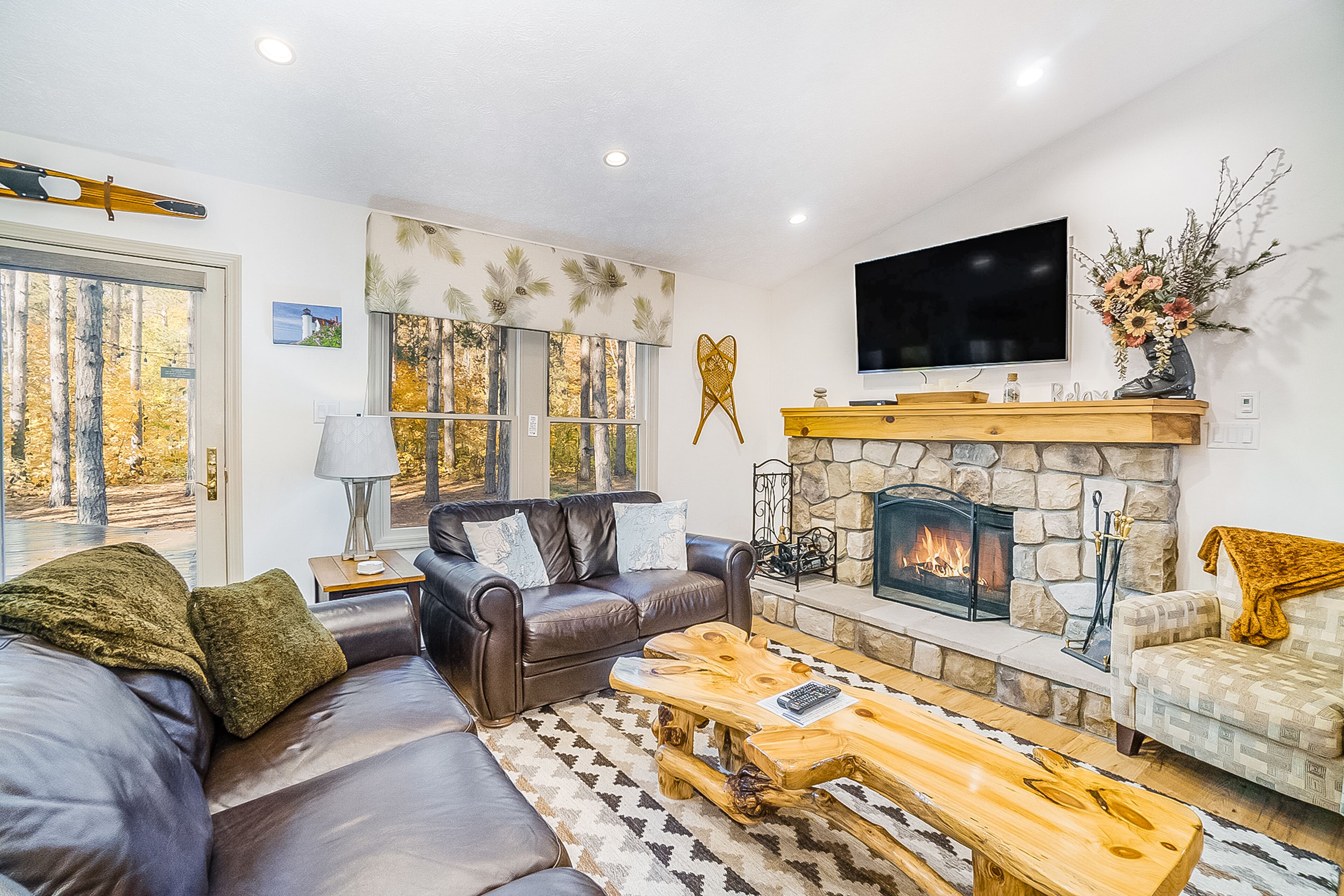 Stunning home w/ golf course view plus private deck & access to resort amenities