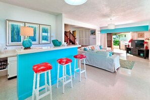 Villa, 2 chambres | Aire de séjour | Téléviseur de 36 po avec télévision par câble, lecteur de DVD