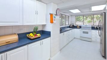 Fridge, microwave, stovetop, cookware/dishes/utensils