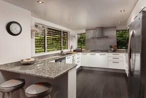 Fridge, oven, coffee/tea maker, toaster - Church Point 2 by Blue Sky Luxury (Holetown)