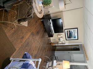 Interior - 1 bedroom apt.Minutes to Encore Casino and Boston. (Revere)