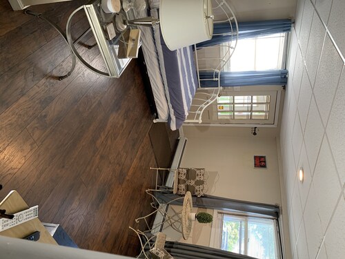 1 bedroom apt.Minutes to Encore Casino and Boston.