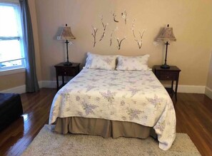 2 bedrooms, iron/ironing board, WiFi, bed sheets - 3 bedrooms Apt. Minutes from downtown Boston (Revere)