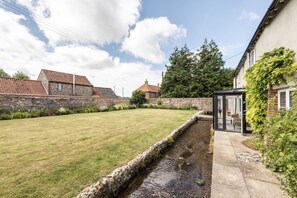 Exterior - Luxury North Norfolk Retreat | Hot Tub & Games Room (South Creake)