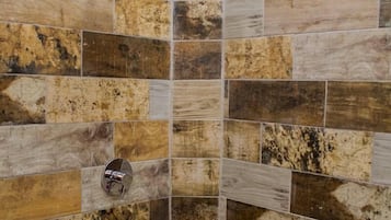 Habitación cuádruple | Baño | Regadera, toallas, jabón, shampoo