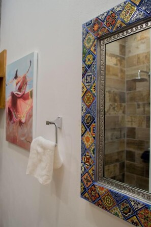 Chuveiro, toalhas de banho, sabonete, shampoo