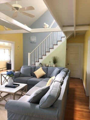 Smart TV, fireplace, DVD player, ping pong - Great Herring Pond -Waterfront home with private dock near beaches and Cape Cod  (Plymouth)