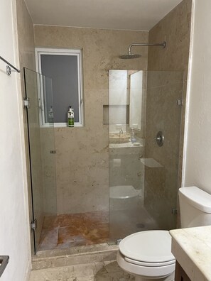 Baignoire, baignoire à jets, sèche-cheveux, serviettes fournies