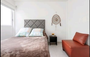 3 habitaciones, tabla de planchar con plancha, wifi y ropa de cama