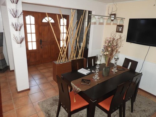 Cómoda Casa Ubicada en un lindo sector y muy tranquilo, ceca de supermercados.