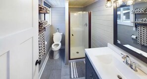 Secadora de cabello, toallas, papel de baño 