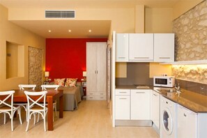 Kühlschrank, Mikrowelle, Wasserkocher mit Kaffee-/Teezubehör, Toaster