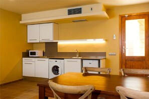 Refrigerador, microondas, cafetera y tetera y tostadora