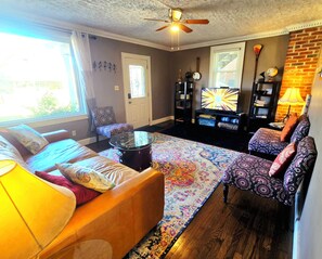 Smart TV - ♪No Chores! Artsy East Side Near Great Music+Food, Quiet Home w/ Free Parking ♪ (Nashville)