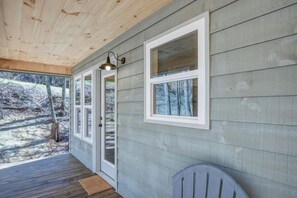 Terrace/patio - Stylish Cabin within a mile of Town Square (Dahlonega)