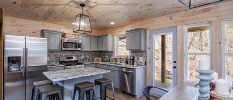 Jääkaappi, mikroaaltouuni, uuni, liesi