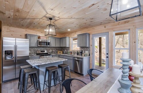 Stylish Cabin within a mile of Town Square 