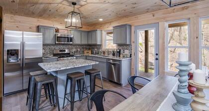 Stylish Cabin within a mile of Town Square