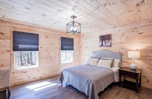 4 bedrooms, desk, iron/ironing board, free WiFi - Stylish Cabin within a mile of Town Square  (Dahlonega)
