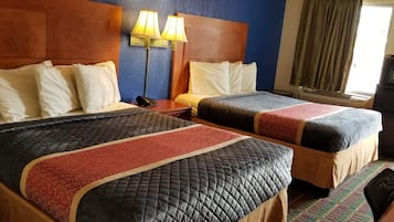 Standard-Doppelzimmer, 2 Doppelbetten, Nichtraucher | Individuell dekoriert, individuell eingerichtet, Schreibtisch