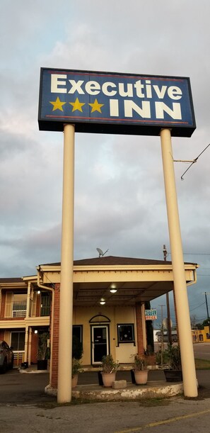 Property entrance - Executive Inn (Victoria)