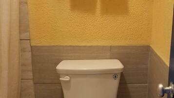 Ensemble douche/baignoire, serviettes fournies