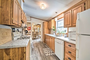 Fridge, microwave, stovetop, dishwasher