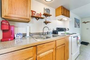 Fridge, microwave, stovetop, coffee/tea maker - Cozy Apt < 1 Mi Near Lake Huron & Mackinac Island! (St. Ignace)