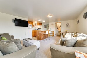 TV - Cozy Apt < 1 Mi Near Lake Huron & Mackinac Island! (St. Ignace)