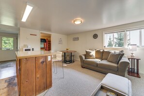 TV - Cozy Apt < 1 Mi Near Lake Huron & Mackinac Island! (St. Ignace)
