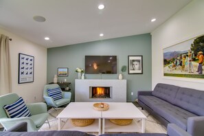 TV, fireplace, Hulu, streaming services - Covered Patio, Pool & Games: Home in Palm Springs (Palm Springs)
