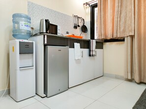 Fridge, microwave, oven, stovetop - Studio Chic. Lit King Sze à Mourtada 2, VDN. Rabais au mois (Dakar)