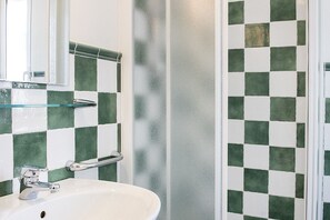 Douche, bidet, serviettes fournies