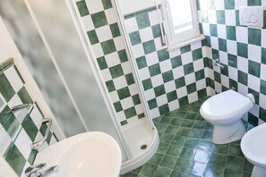 Douche, bidet, serviettes fournies